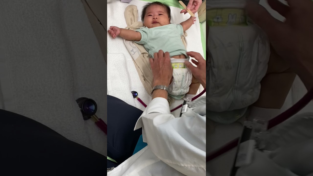 初めての予防接種をうける生後2ヶ月の赤ちゃん。Two-month-old baby to be vaccinated for the first time.