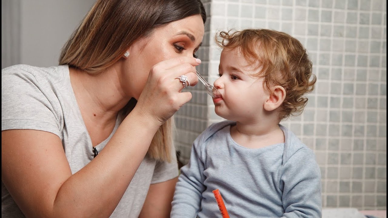 Cum se curăță năsucul bebelușului și cum îi dai medicamentele │ Jurnal de Bebe