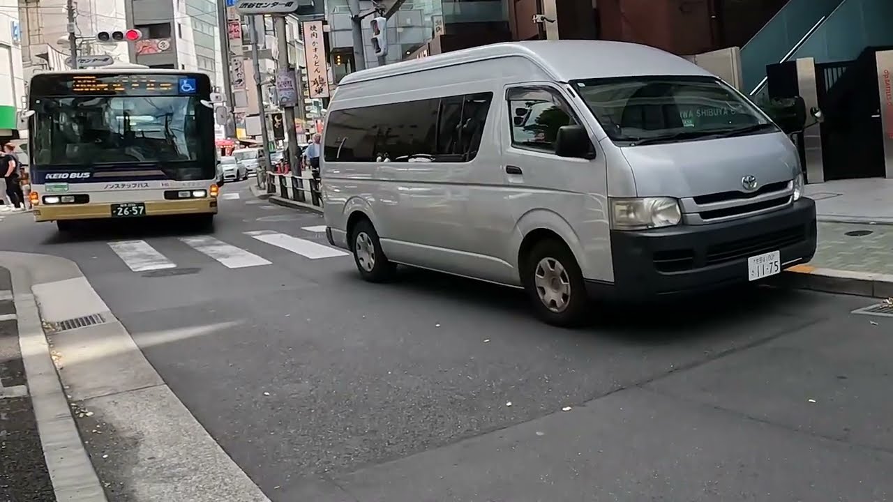 渋谷センター街の道路を封鎖する違法駐車のハイエース！渋滞が発生し警察も出動する緊急事態に。平日昼間の大迷惑な出来事。Illegal cars blocking roads in Shibuya
