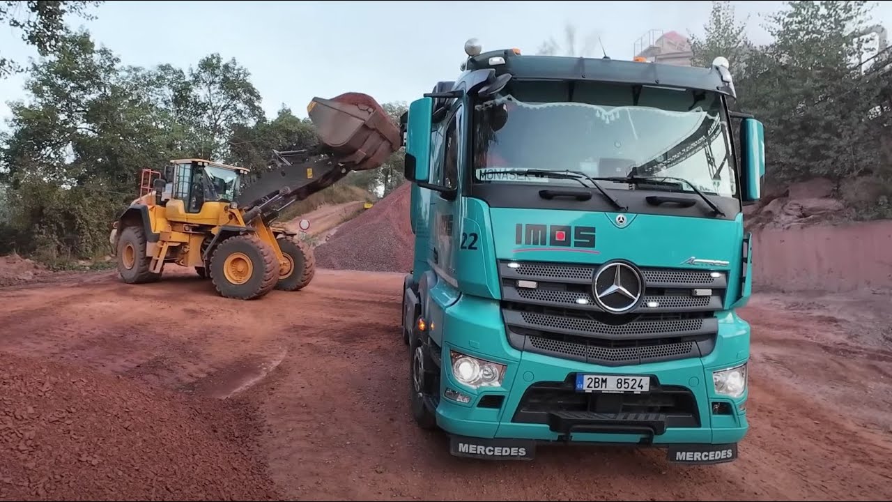 Jízda a nakládka v lomu - Mercedes a Volvo