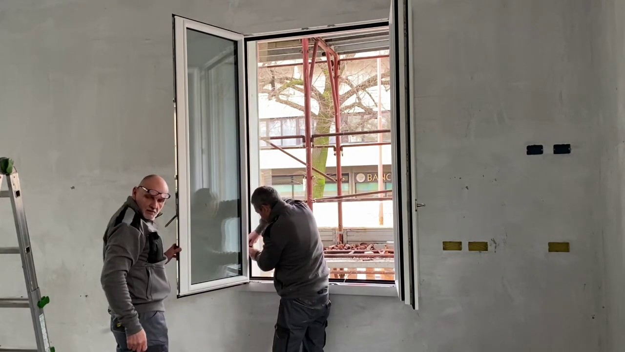 Installazione (integrale) di finestra a triplo vetro su monoblocco isolato con nastri autoespandenti
