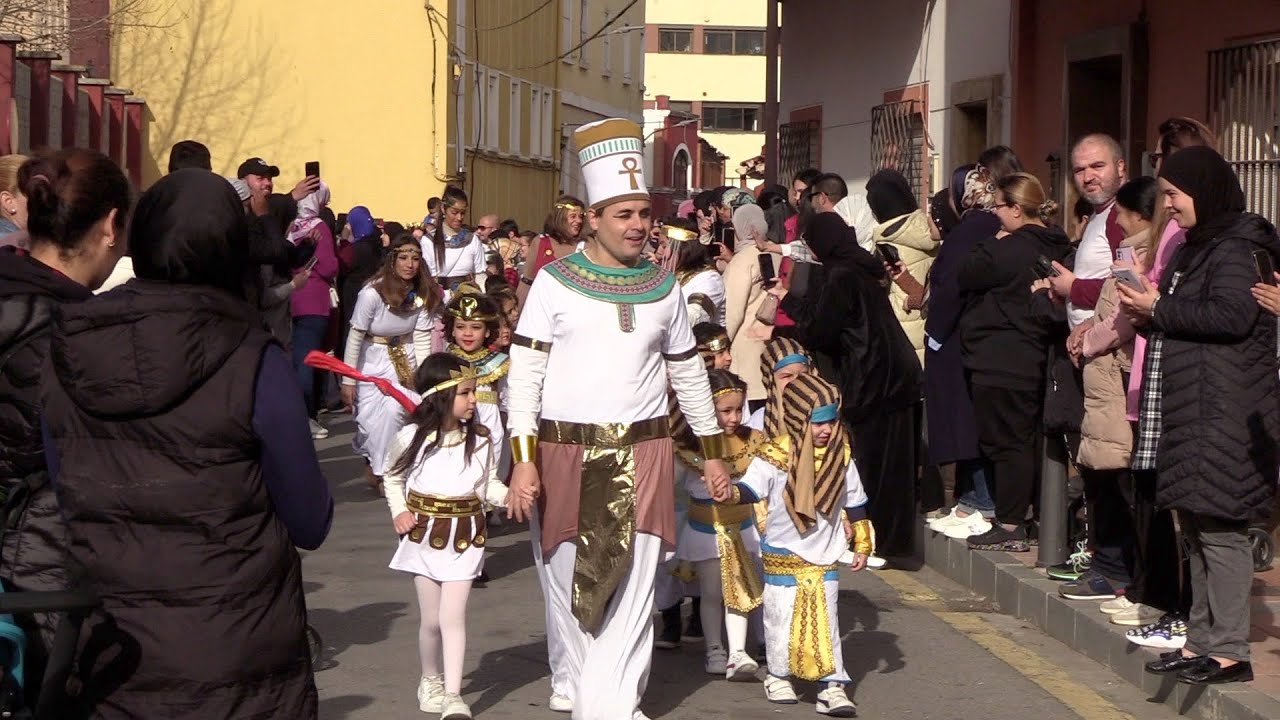 Los alumnos del ‘José Acosta’ dedican su pasacalles a la historia