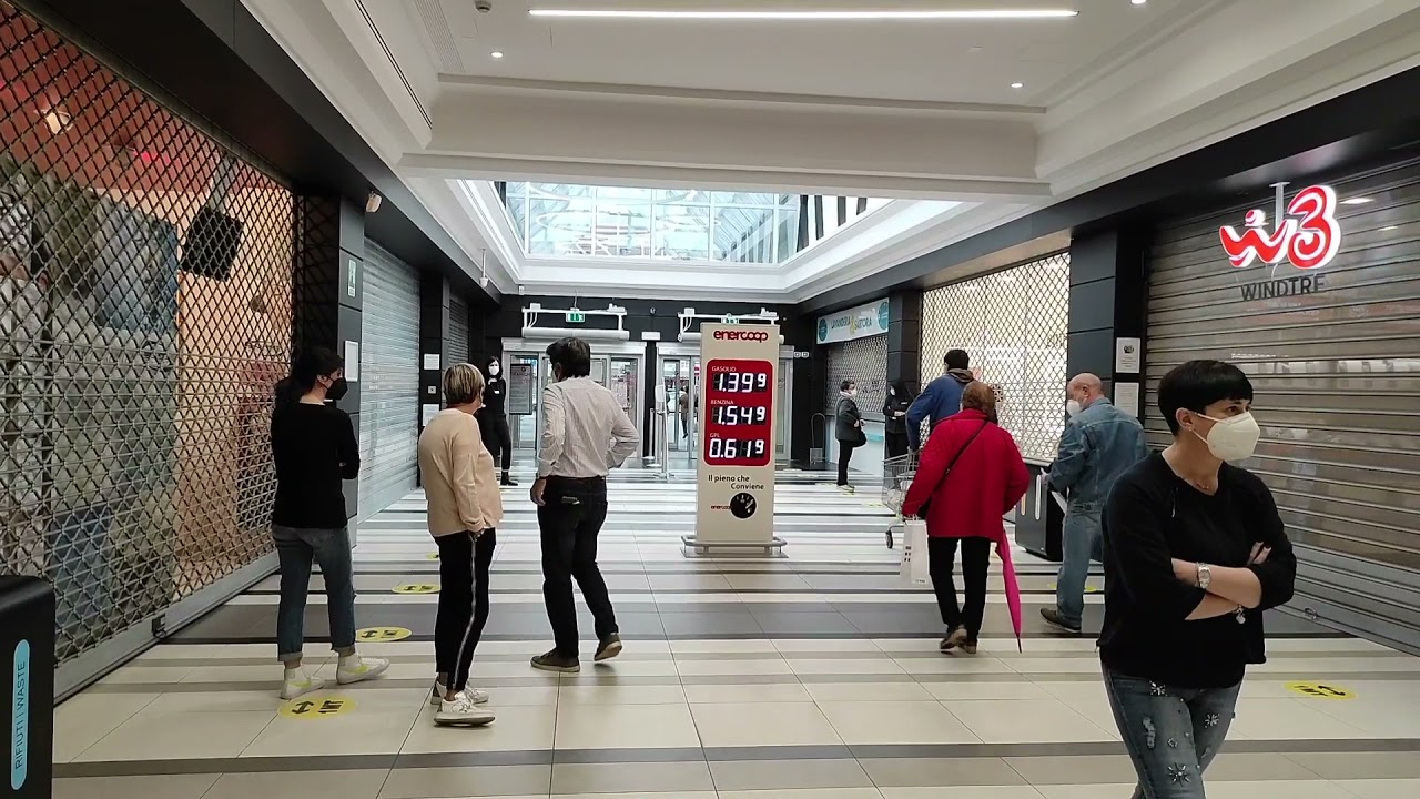 Crema, la protesta dei centri commerciali: 