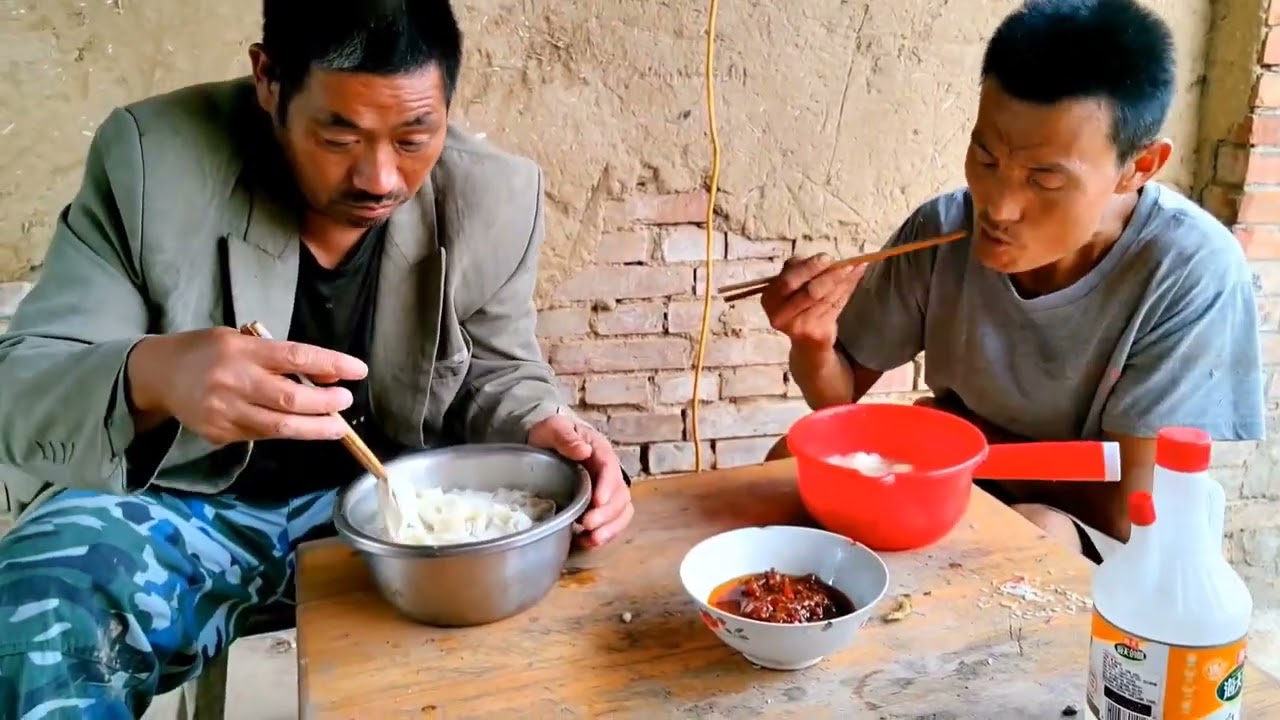 励志这操作你绝对没见过，峰今天吃了一大盆面条，玉米也快帮励志掰完了。#我的乡村生活 #记录真实生活 #粗茶淡饭