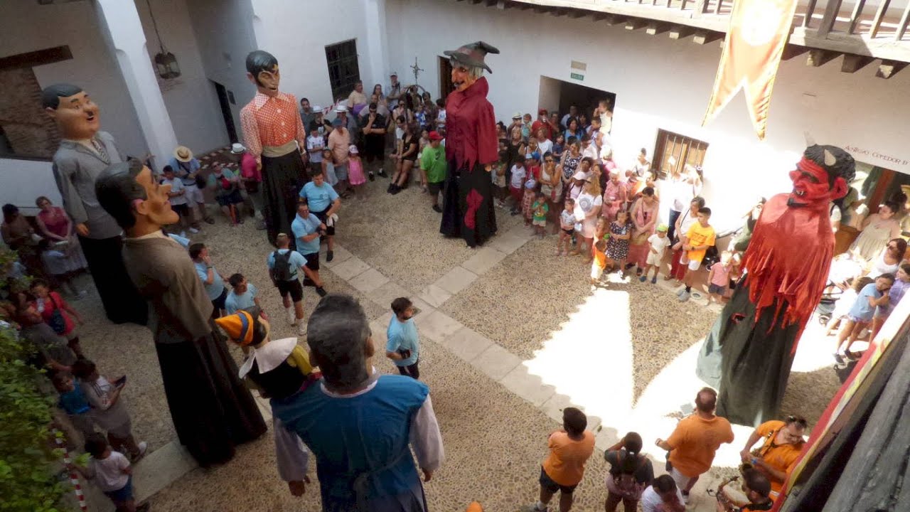 Visita de los Gigantes de Alcalá de Henares a los mayores del Hospitalillo de Antezana