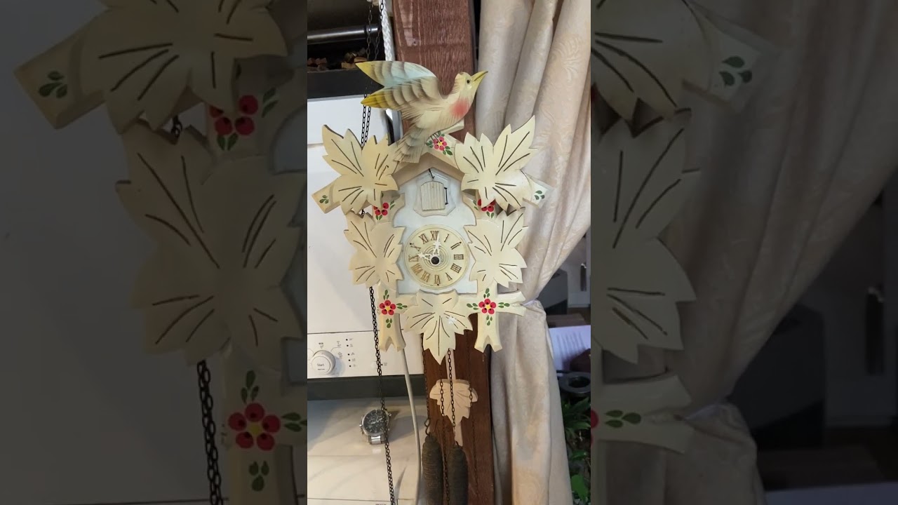 Très belle pendule horloge coucou en bois blanc - bla