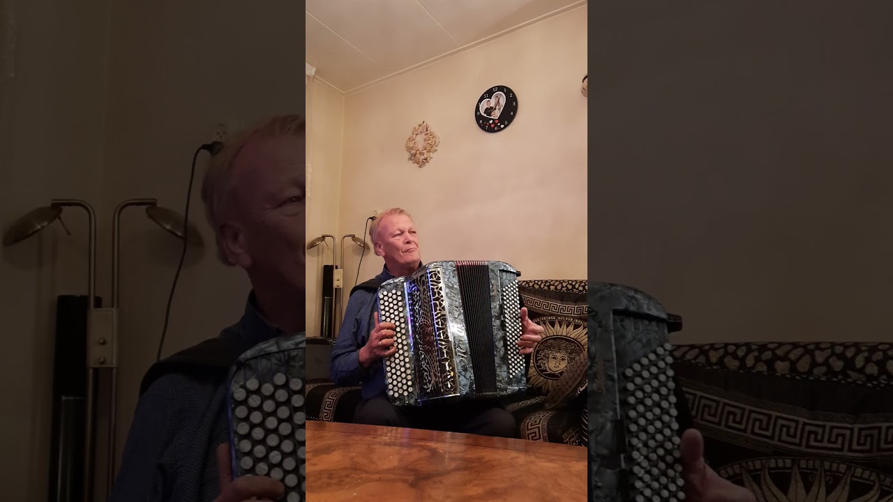 henk Heesbeen duo Heesbeen aan de muur van het oude kerkhof