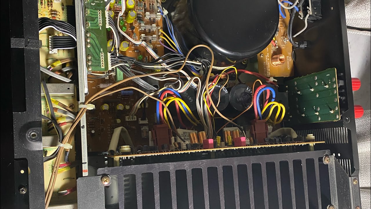 Внутри Akai AM 93 - 130 Вт на канал