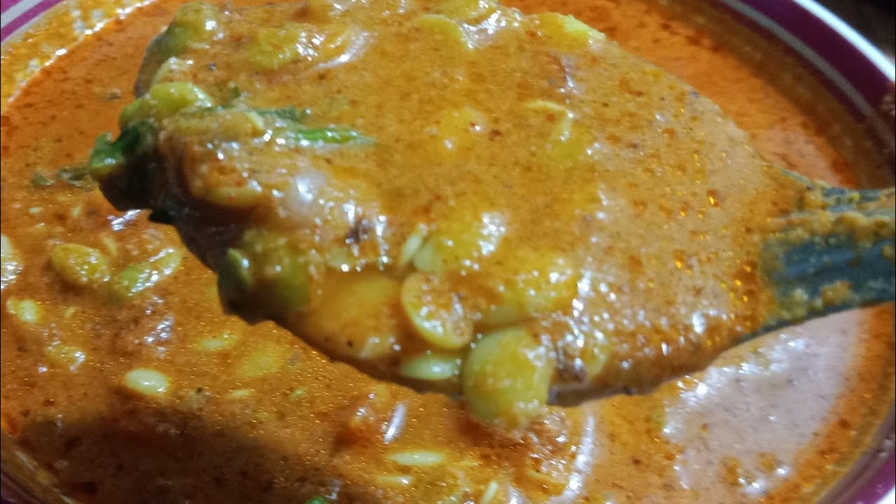 Hitakavare kalin saru or Without skin fresh broad beans gravy . Delicious and tasty gravy 