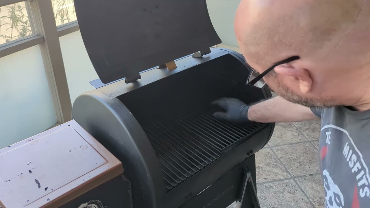 Quick video showing how I clean Miss Lexi (Pit Boss Lexington 500 Onyx)