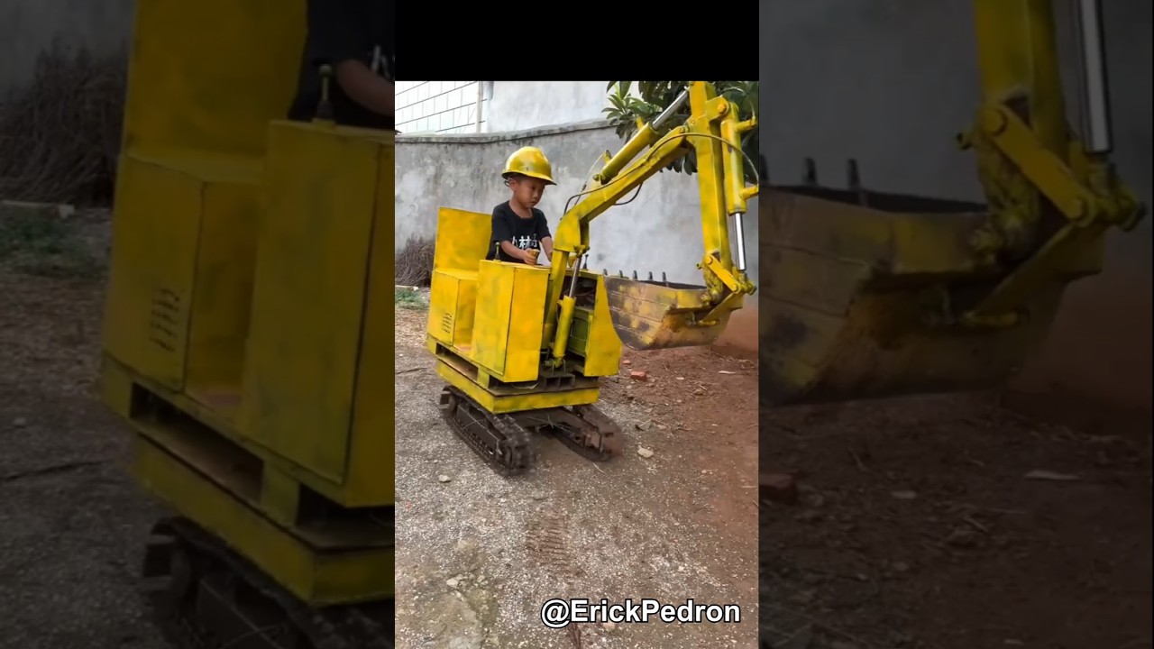 Menino Ensina Pai Como Operar Uma Mini  Escavadeira Hidráulica Caseira 