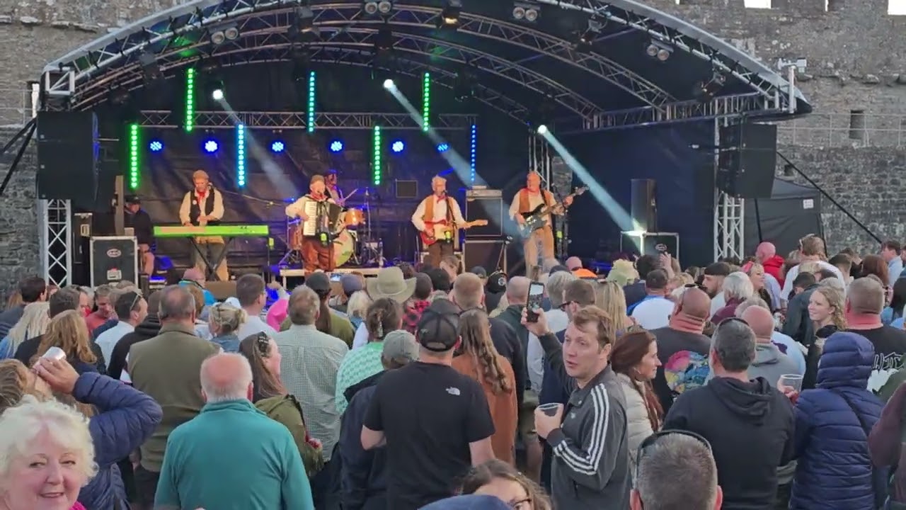 The Wurzels live at Pembroke Castle performing Farmer Bill's Cowman.