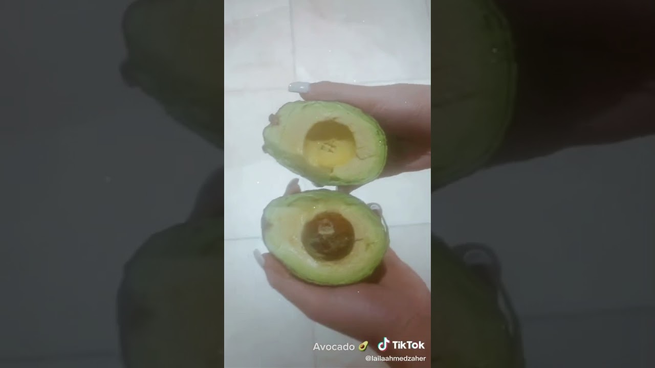 منى و ليلى احمد زاهر بيعملو Avocado Smoothie 💞🥑 .
