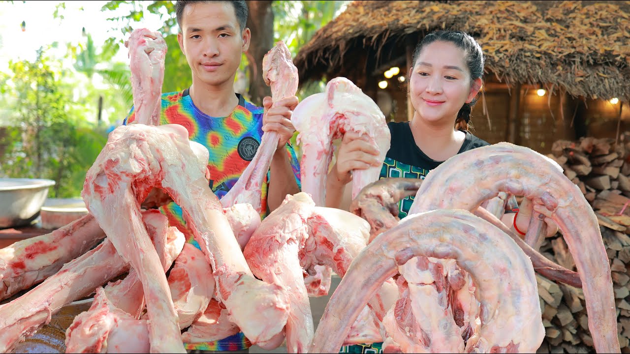 Cow Bone Big Pan Soup | Mommy Sros cook cow leg for yummy soup and enjoy with sweet family