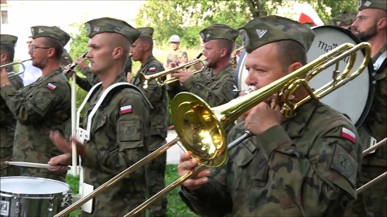 Hymn Polski grają wojskowi z Bytomia