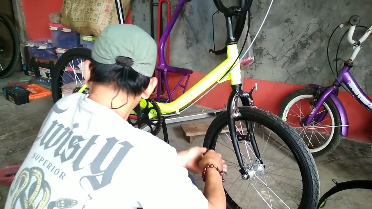 part..2...MERAKIT SEPEDA MINION YELLOW STABILLO..