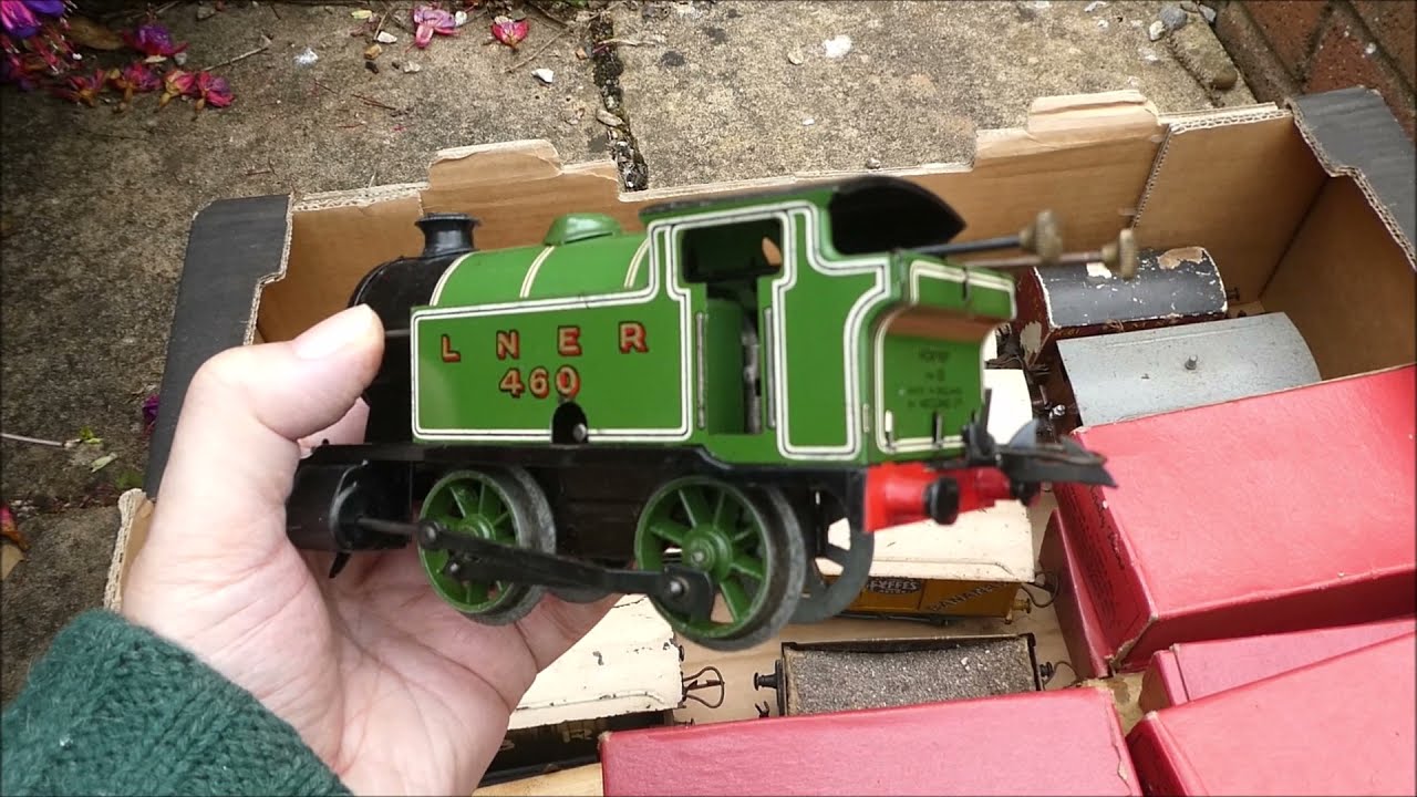 HORNBY O GAUGE CLOCKWORK IN THE GARDEN