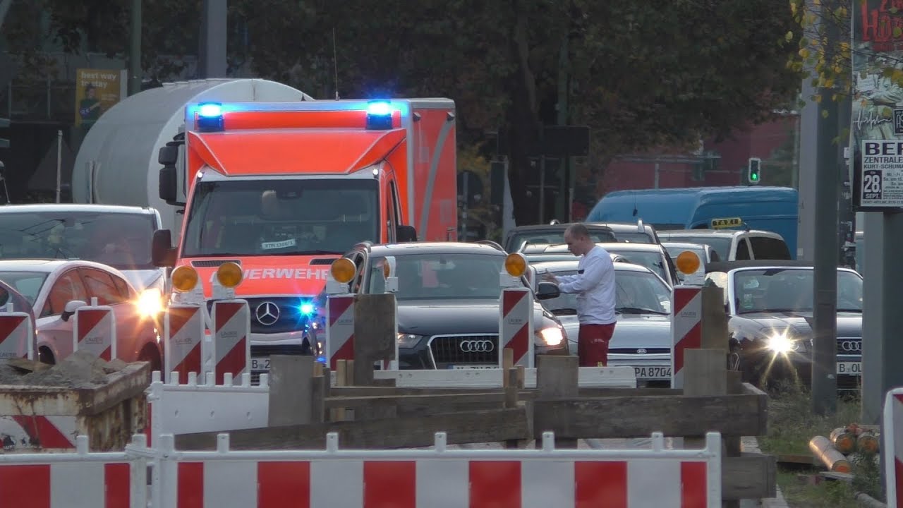 [KEIN Durchkommen | Sanitäter Stiegt aus und muss Rettungsgasse Bilden!] RTW 1300 Prenzlauer Berg