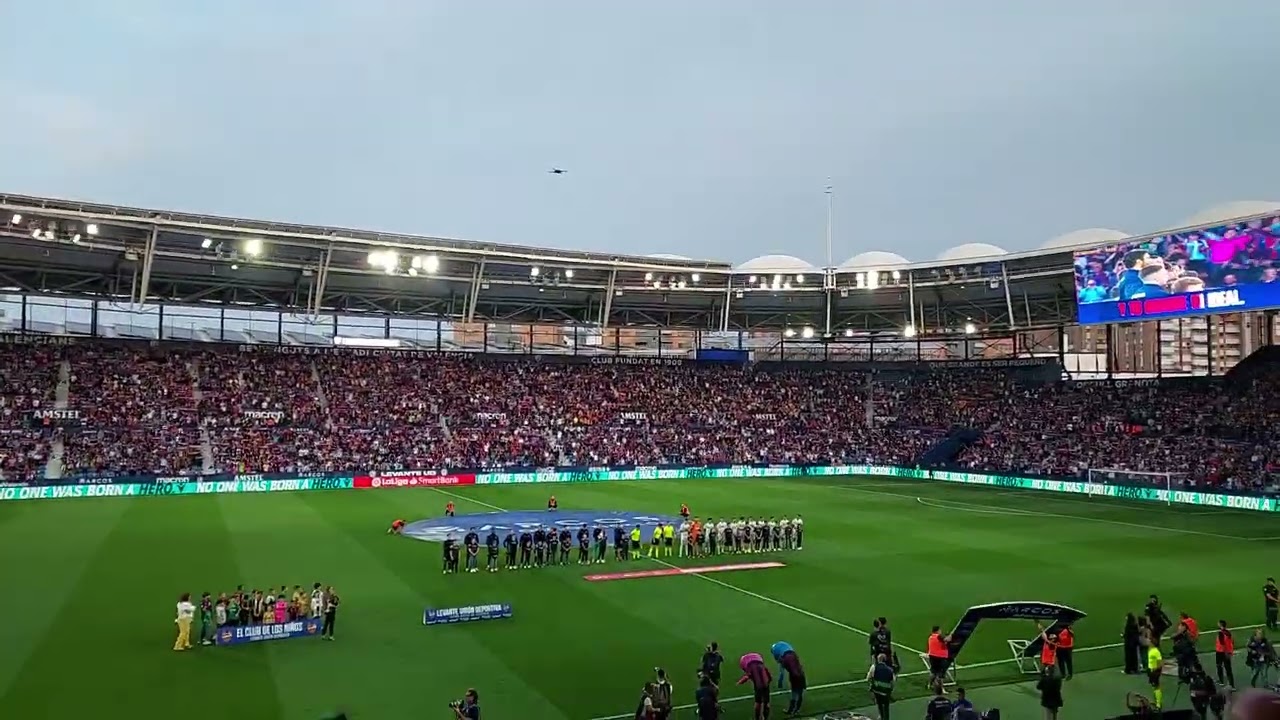 ESPECTACULAR HIMNO DEL LEVANTE A CAPELLA ANTE EL REAL OVIEDO