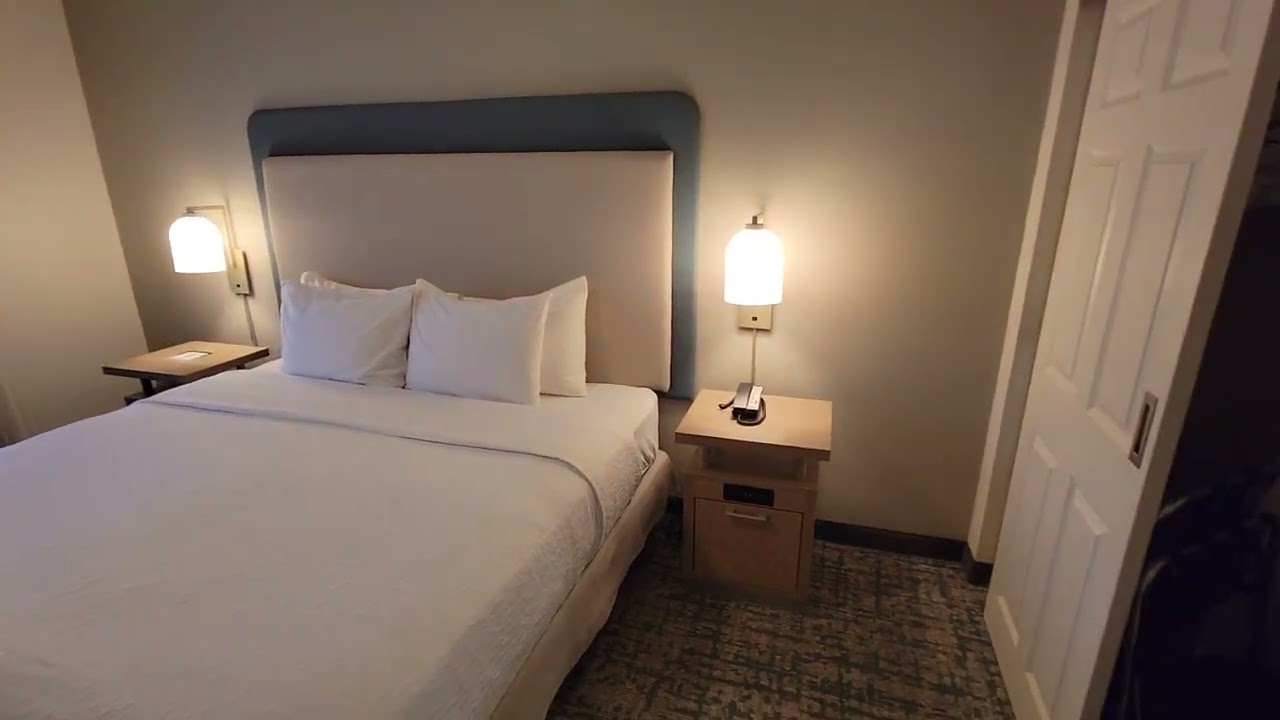 Двухкомнатный люкс в отеле Hilton Homewood Suites Miami Airport