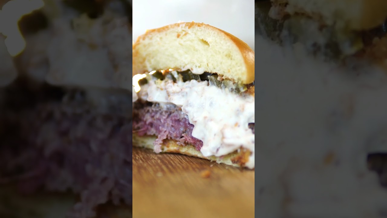 Empanado de cream cheese com bacon, burger alto no broiler e picles de jalape&ntilde;o no brioche