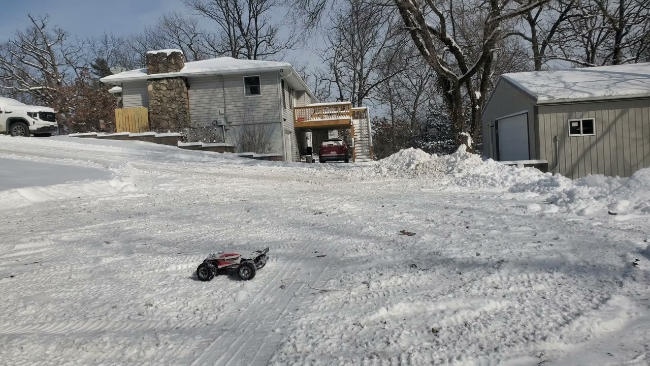 Hosim RC 1:16 doing some donuts in the snow 1/25/26 