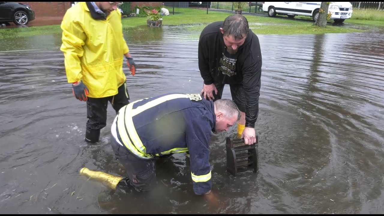 STARKREGEN UND GEWITTER IN OSTFRIESLAND-GEBÄUDE UND STRAßEN ÜBERFLUTET-NACHBARSCHAFT PACKT MIT AN