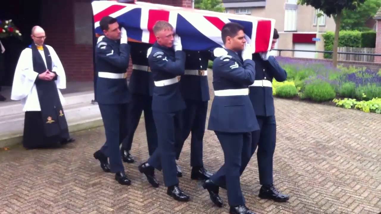 Sergeant John Keogh begraven in Werkendam