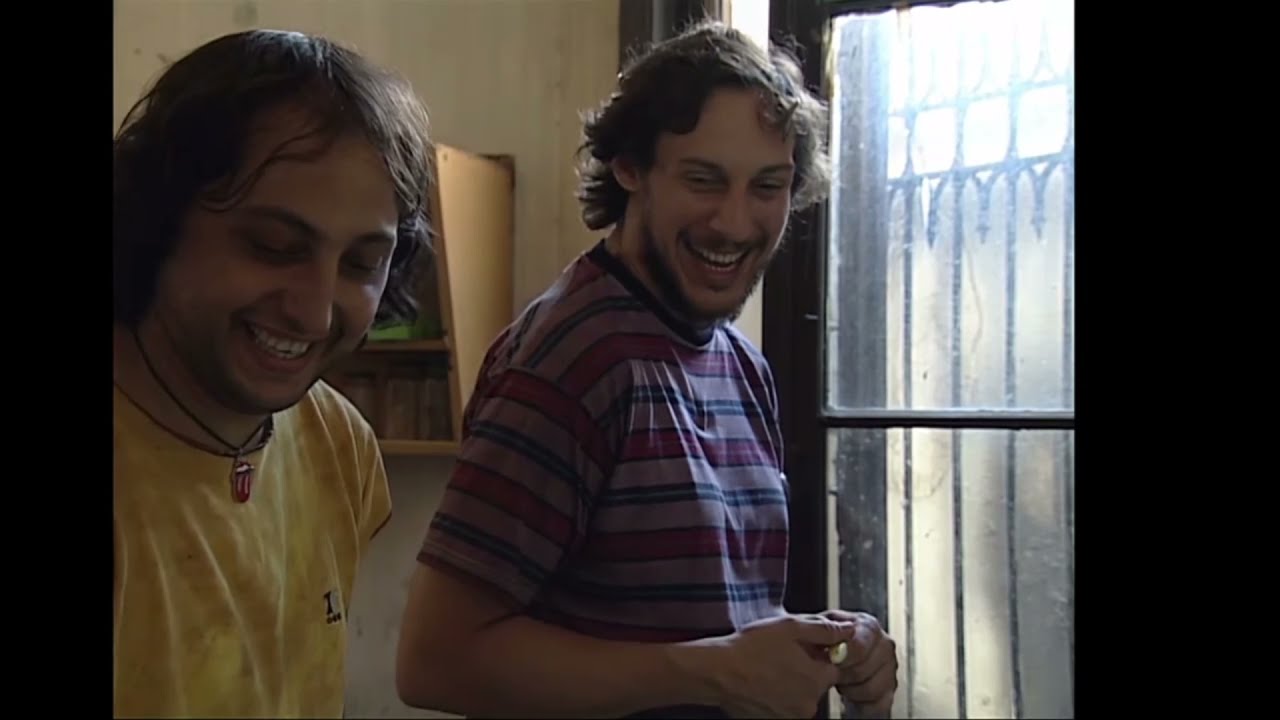 Walter incrementa los efectos fas&iacute;sticos y emprende un viaje con el chiqui  | ESCENA OKUPAS