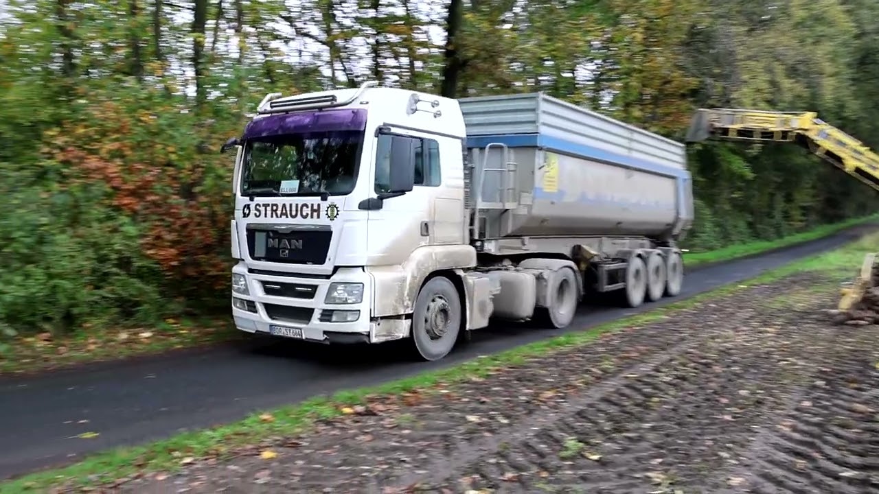 Ropa Maus5 mit MAN-, Volvo LKW beim Zuckerrüben fahren.