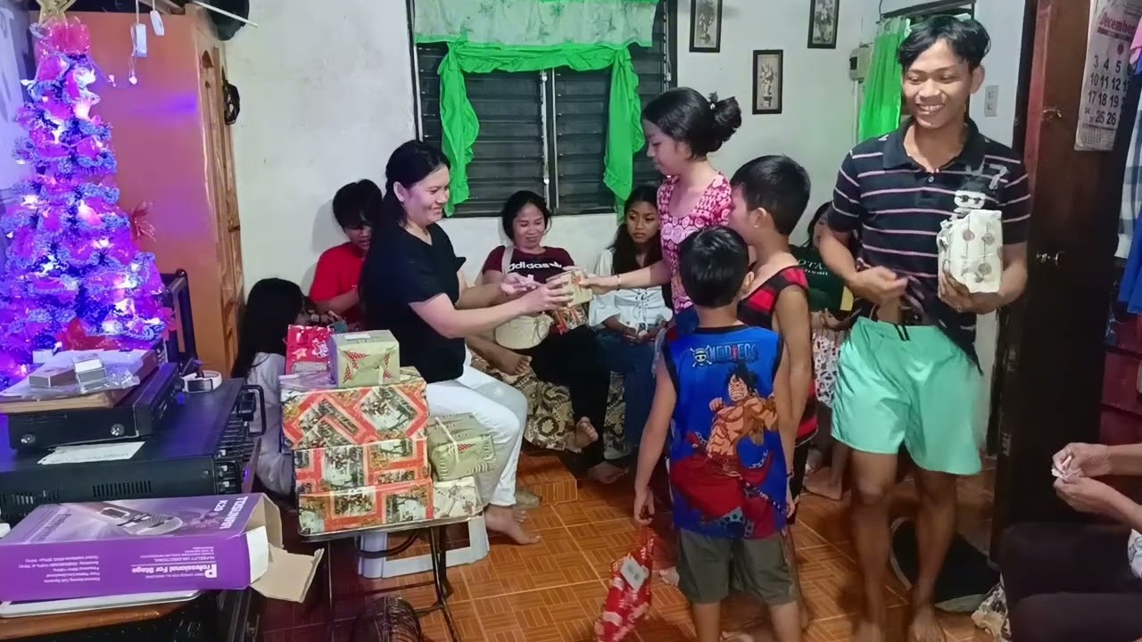 Namimigay ng regalo sa Pasko #merrychristmas