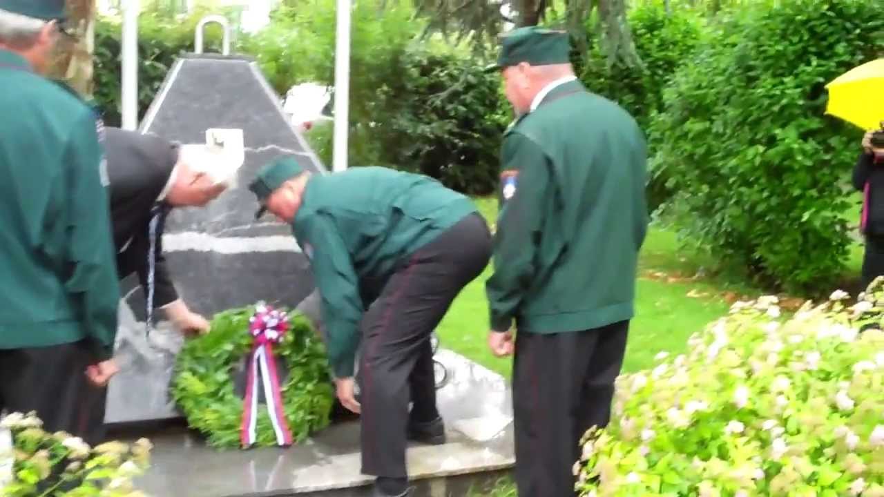 Dan državnosti 2013 - OZVVS Šoštanj in župan Darko Menih položili venec k obeležju v Kajuhovem parku