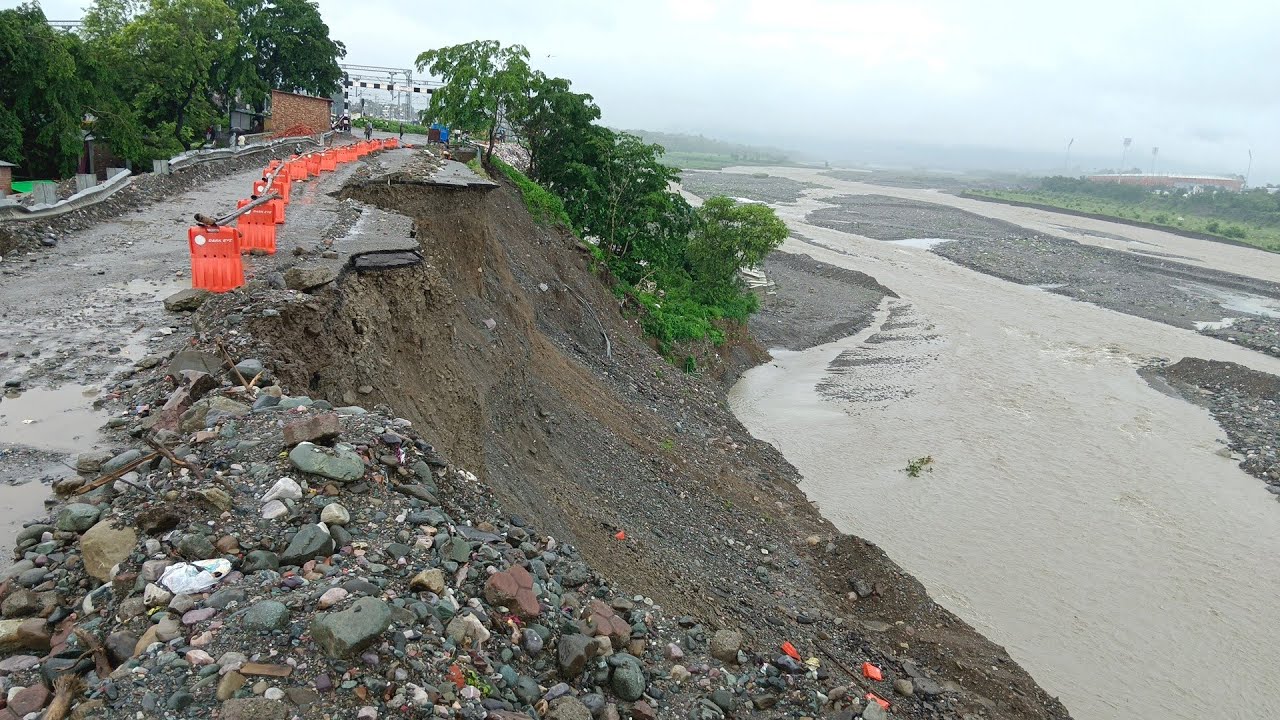 भारी बारिश से नदी में समाया हल्द्वानी चोरगलिया मार्ग का बड़ा हिस्सा। गौला भी आई उफान पर।