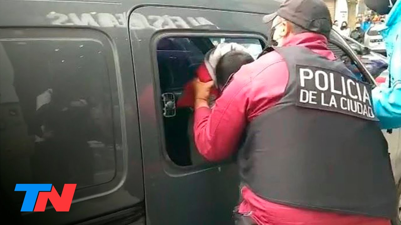Flores: rescataron a un nene que los padres dejaron encerrado en una camioneta