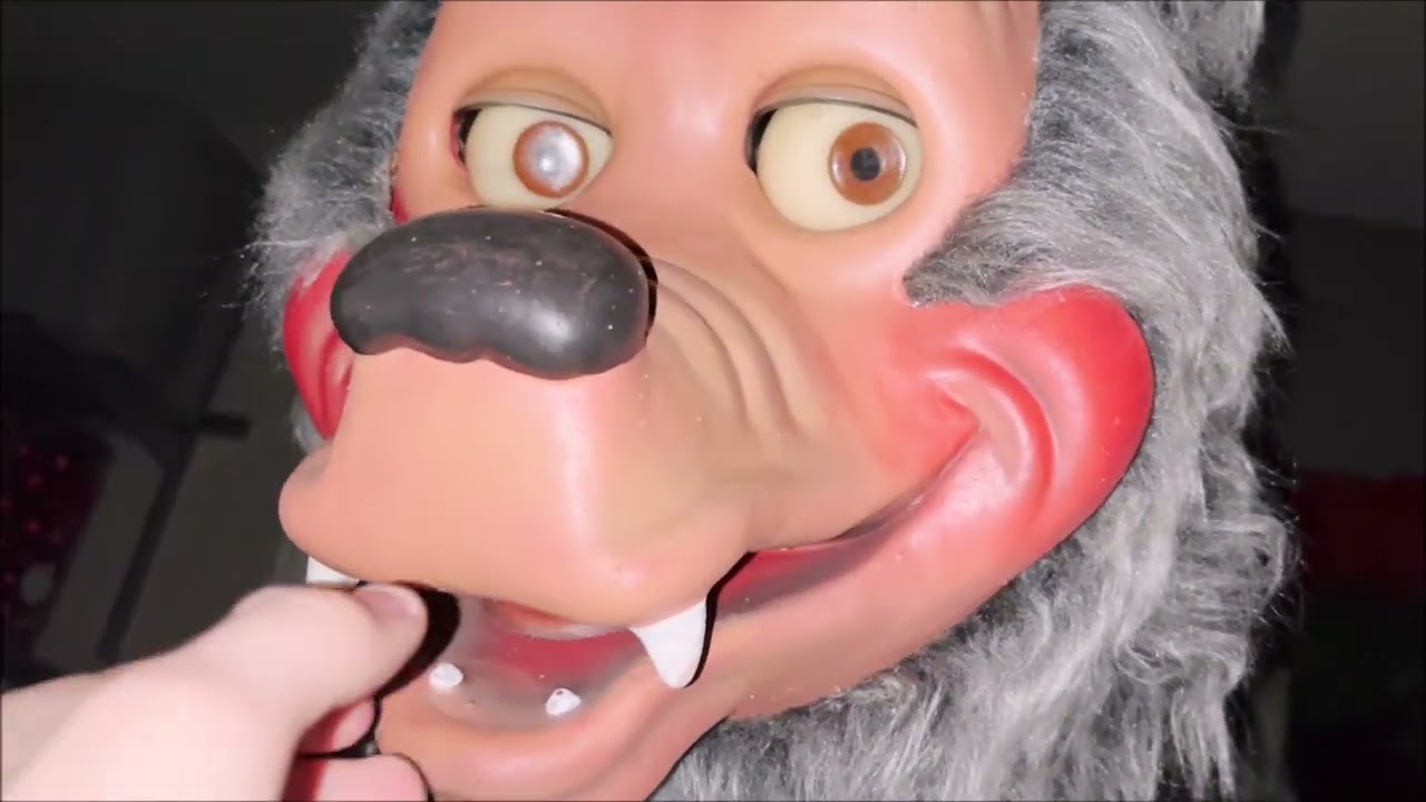 Found scary warehouse full of old animatronics!