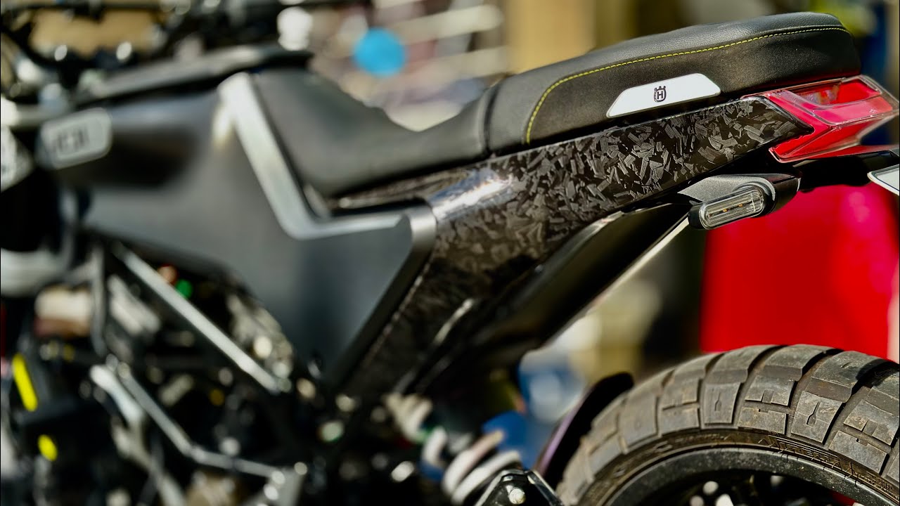 Сделай сам: обтяжка задних обтекателей моего мотоцикла Husqvarna Svartpilen 401 виниловой пленкой...