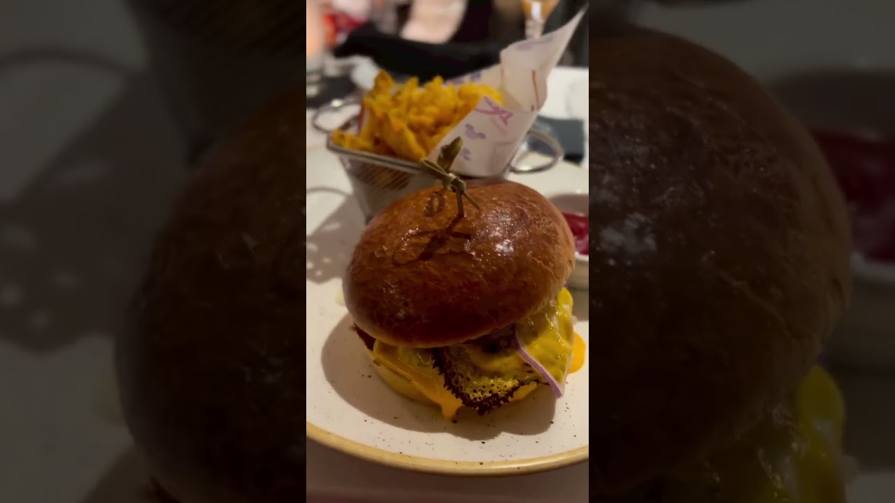 Dinner at Steakhouse 71 | The BEST cheeseburger in Walt Disney World