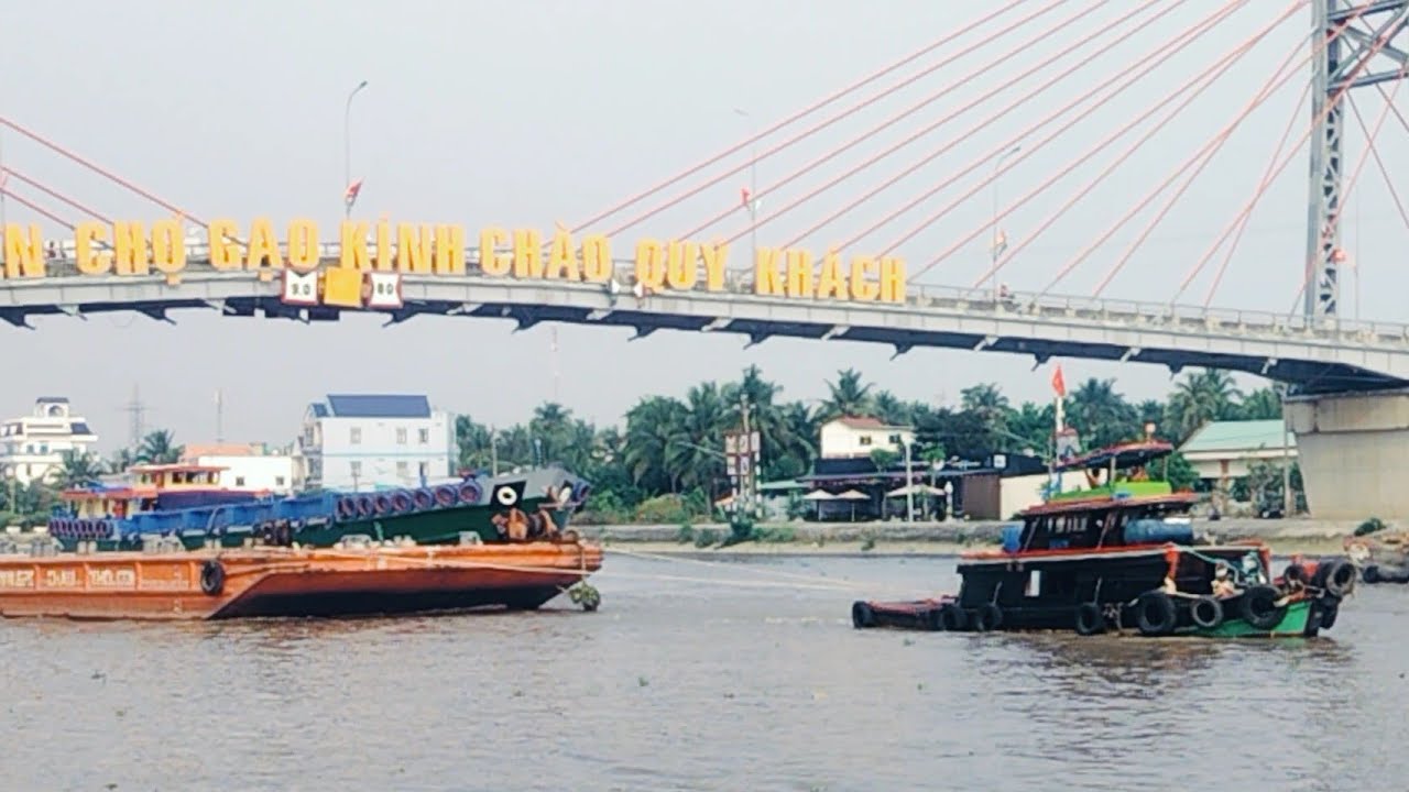 Tàu Đầu kéo Xuyên Qua Cầu Dây Chợ Gạo.