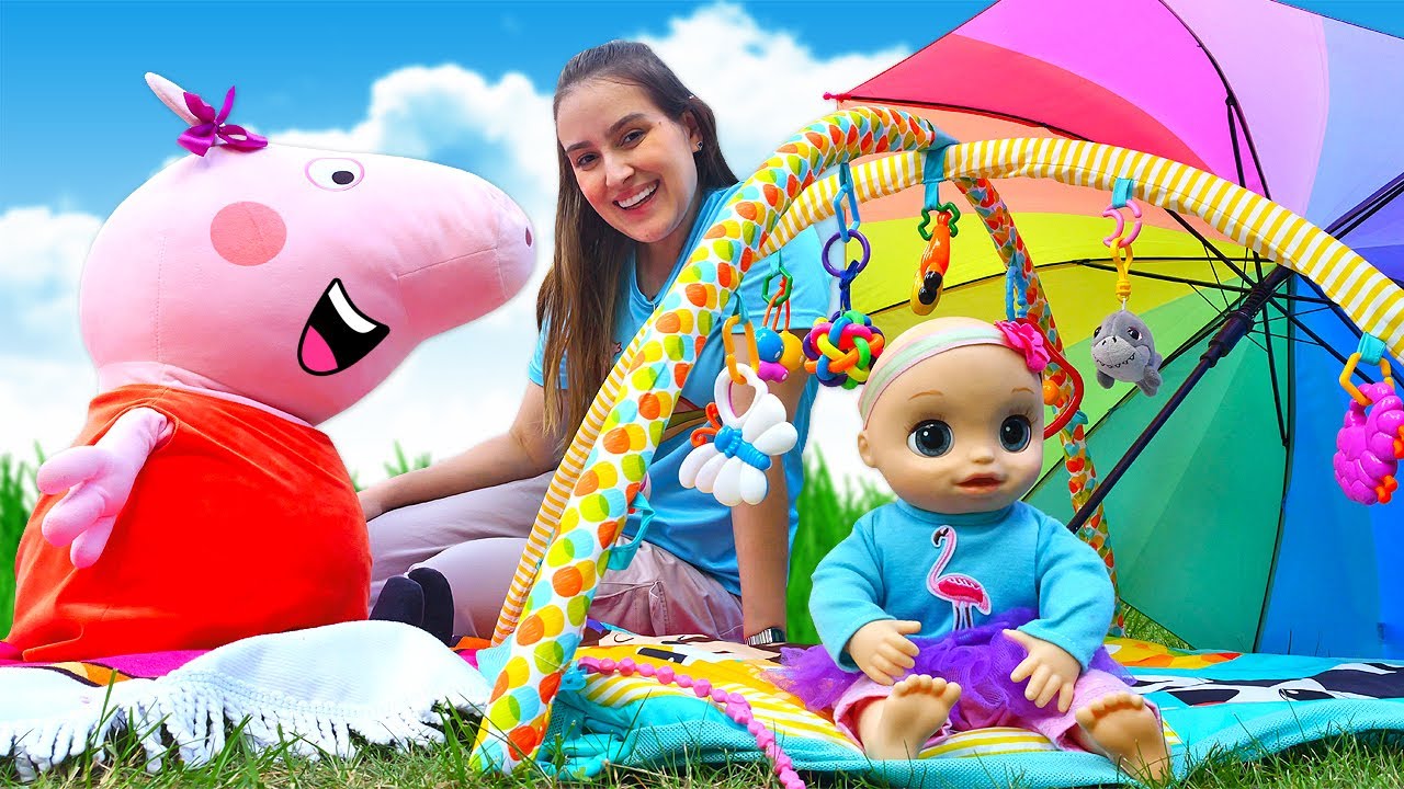 Amanda monta um tapete de atividades no parque para boneca bebê!