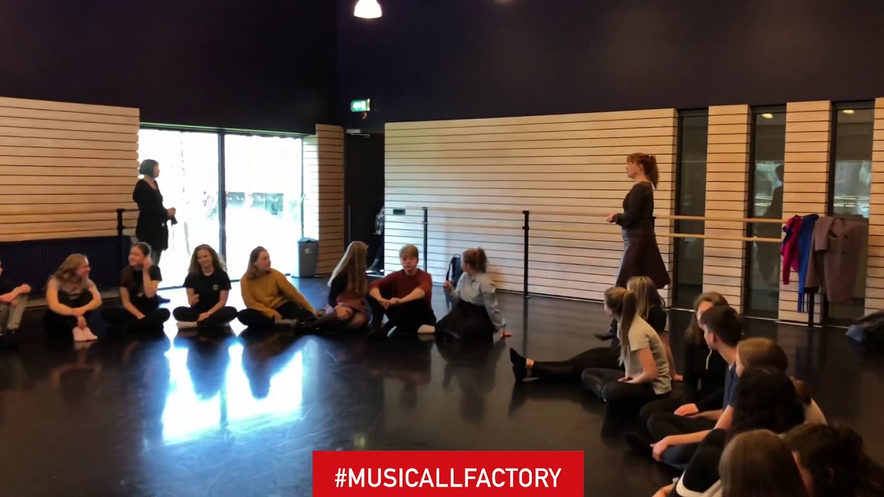 MusicAllFactory jongeren krijgen taart van Anouk Glaudemans | Productie kick-off 