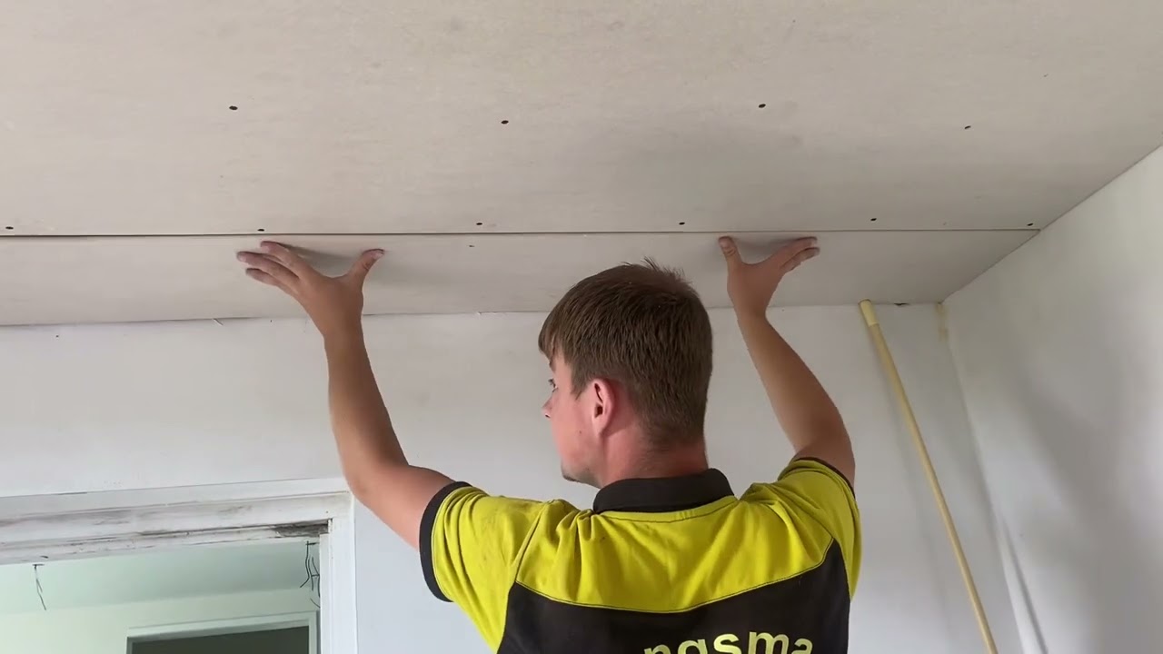 Onze verbouwing! 🏡 #30 - BADKAMER AF, STUCEN, EGALISEREN, LAMINAAT LEGGEN EN WE HEBBEN HULP NODIG!