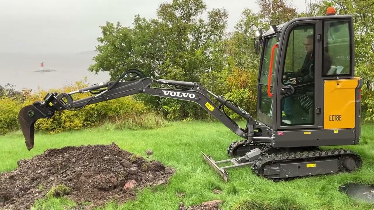 Köp Grävmaskin Volvo EC18E med maskinsläp på Klaravik