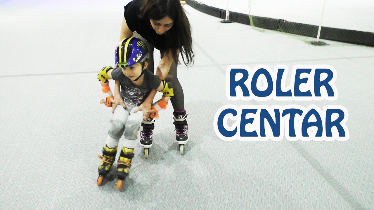 Sonja prvi put vozi ROLERE! Pada i smeje se! Obuka voznje sa instruktorom First Time Roller Skating