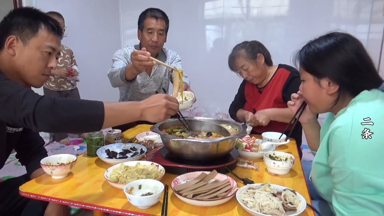 东北雨后大降温，一家人围坐热炕头吃火锅，这安逸的感觉看着真好