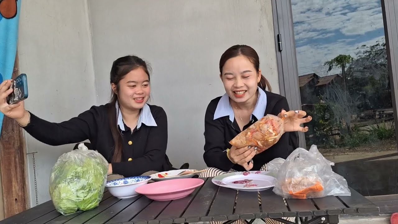 สองอาหลานพากันกินยำห่อมาจากงานวันเกิดอ้ายบอย
