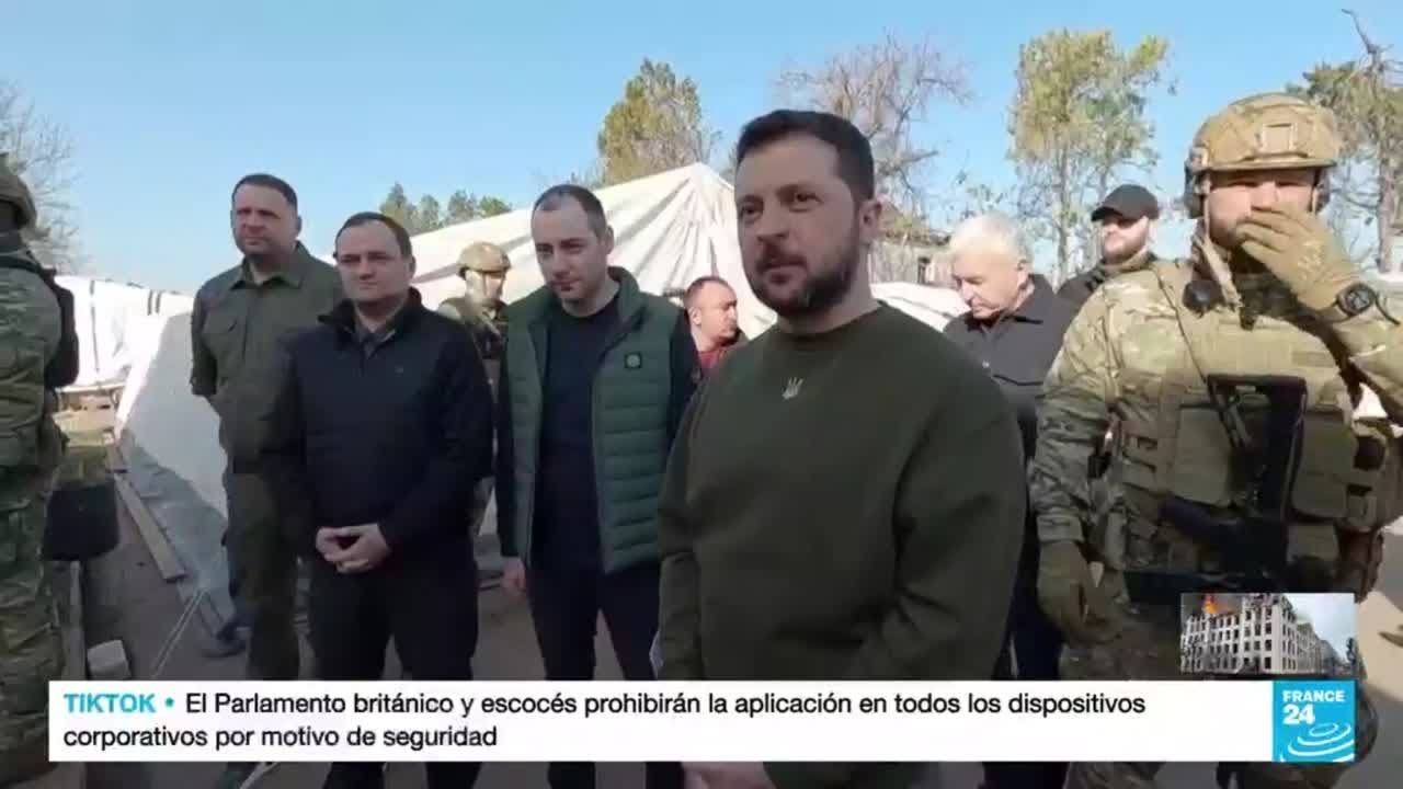 Zelenski visita las tropas ucranianas y los residentes en Jersón • FRANCE 24 Español
