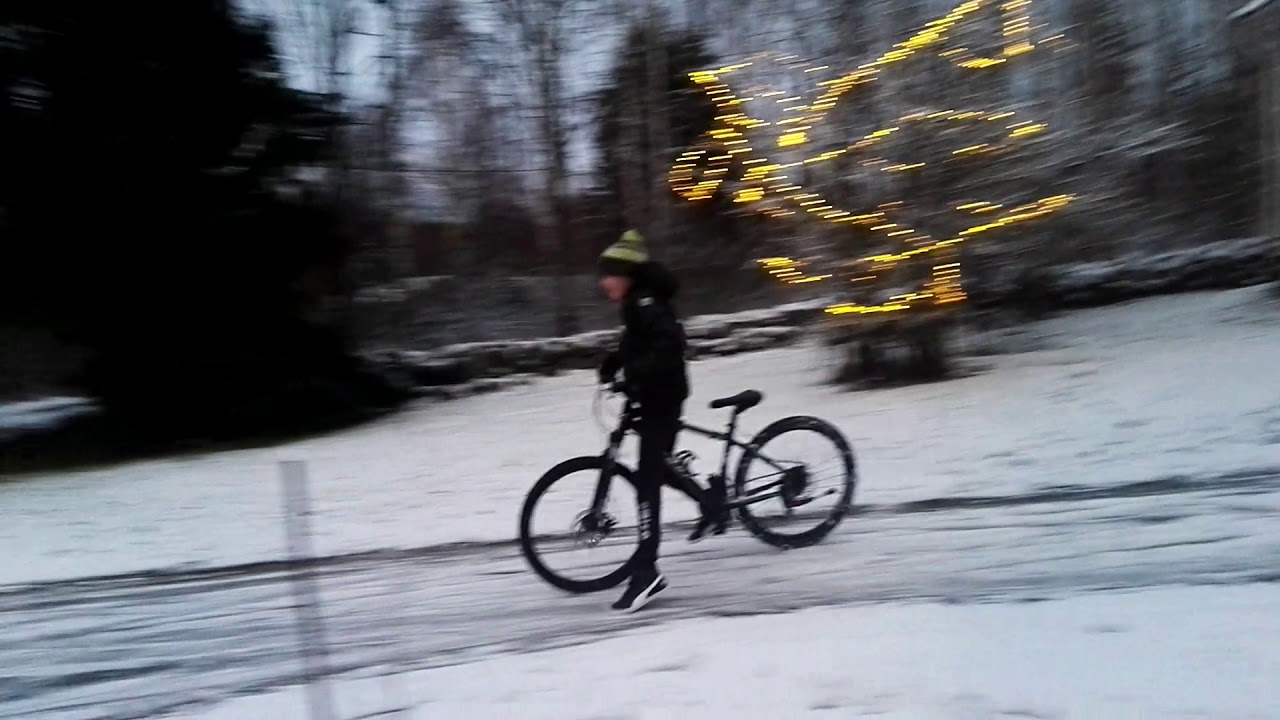 JONNE KAATUU PYÖRÄLLÄ   (ALKAA ITKEMÄÄN)!!
