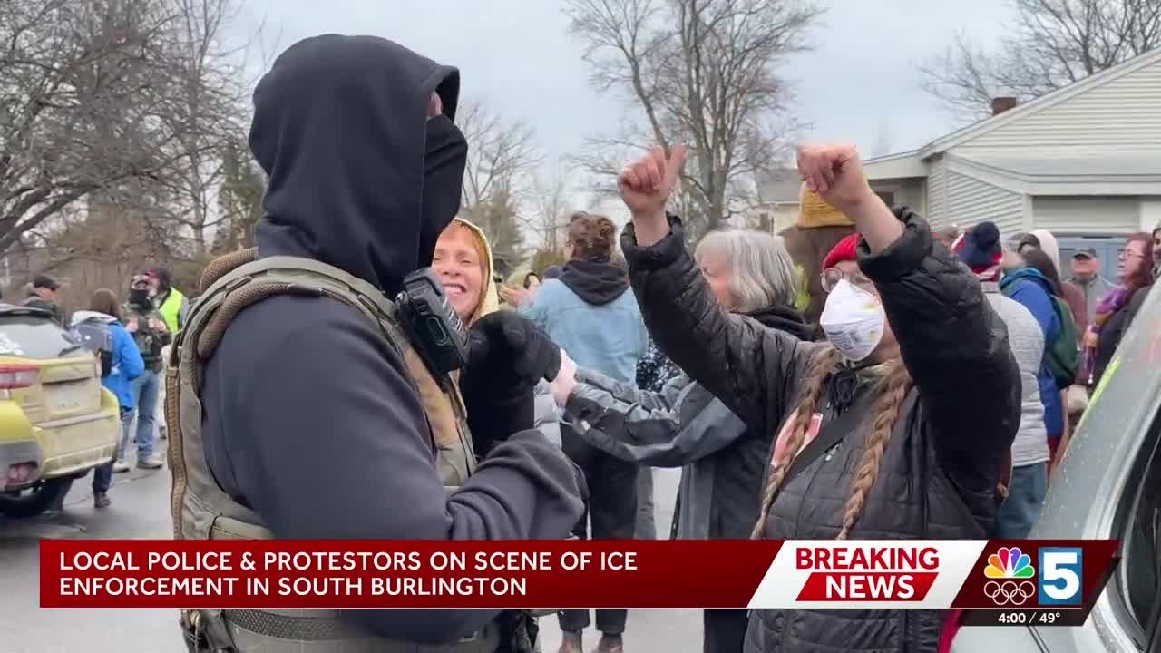 Протестующие и полиция остаются возле места проведения операции в Южном Берлингтоне, в то время к...
