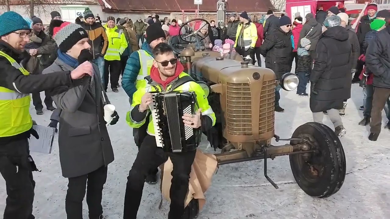 Tradiční Silvestrovská vyjížďka traktorů Měřín 31.12.2025  Harmonikář hraje do rytmu motoru Zetor25