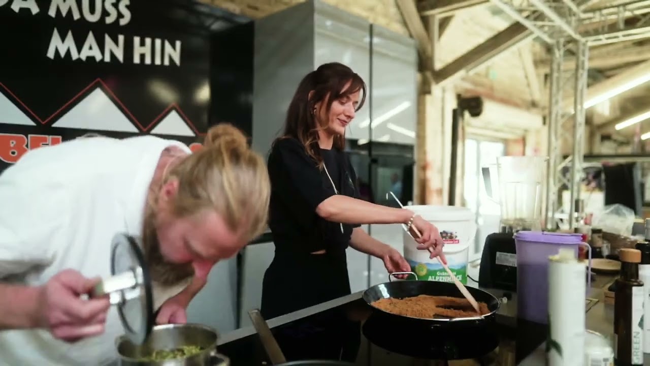 Uwe Gremer kocht auf dem Schwarzen Markt 2025 mit Hanfprodukten - Tag 2